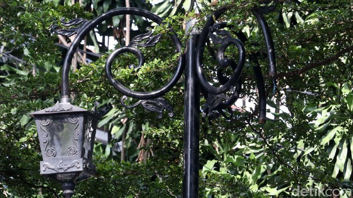 Sejumlah Lampu penerangan jalan umum (PJU) di sekitar Balai Kota Bandung rusak. Selain itu beberapa lampu JPU juga tidak menyala.