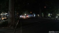Kondisi itu membuat Jalan Wastukencana gelap saat malam hari.