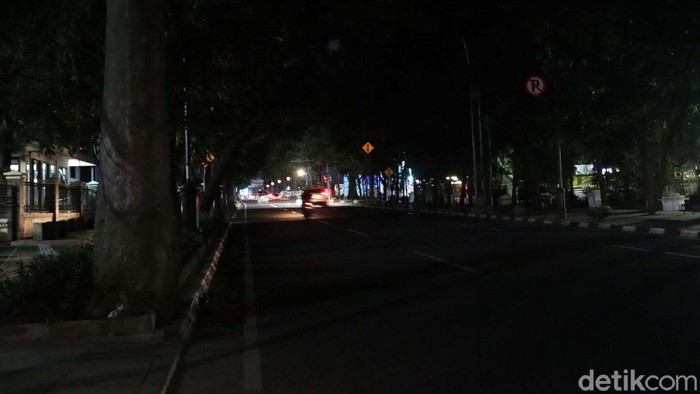 Sejumlah Lampu penerangan jalan umum (PJU) di sekitar Balai Kota Bandung rusak. Selain itu beberapa lampu JPU juga tidak menyala.