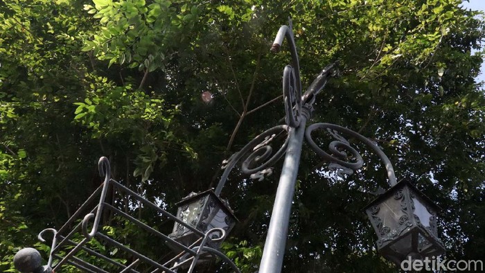 Sejumlah Lampu penerangan jalan umum (PJU) di sekitar Balai Kota Bandung rusak. Selain itu beberapa lampu JPU juga tidak menyala.