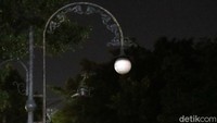 Lampu penerangan jalan umum (PJU) yang berada di sekitar Balai Kota (Balkot) Bandung banyak yang tidak menyala.