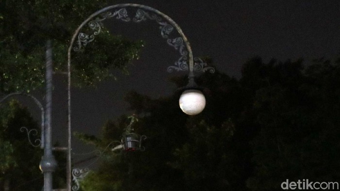 Sejumlah Lampu penerangan jalan umum (PJU) di sekitar Balai Kota Bandung rusak. Selain itu beberapa lampu JPU juga tidak menyala.