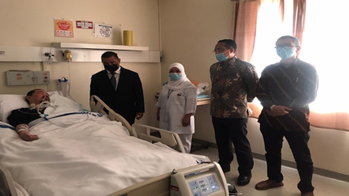 Duta Besar Republik Indonesia untuk Negara Qatar, Ridwan hassan menjenguk Arbi.