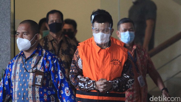 Tersangka kasus dugaan korupsi pengadaan barang COVID-19, Bupati Bandung Barat Aa Umbara Sutisna dan anaknya, Andri Birawa mengenakan rompi tahanan dengan tangan terborgol di di Gedung KPK Jakarta, Jumat (9/4/2021. Keduanya ditahan KPK dalam perkara dugaan suap terkait pengadaan barang tanggap darurat bencana pandemi COVID-19. Aa Umbara diduga menerima suap Rp 1 miliar terkait kasus ini.