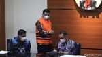 Ekspresi Bupati Bandung Barat dan Anaknya Saat Ditahan KPK