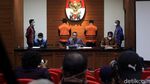 Ekspresi Bupati Bandung Barat dan Anaknya Saat Ditahan KPK
