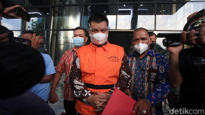 Tersangka kasus dugaan korupsi pengadaan barang COVID-19, Bupati Bandung Barat Aa Umbara Sutisna dan anaknya, Andri Birawa mengenakan rompi tahanan dengan tangan terborgol di di Gedung KPK Jakarta, Jumat (9/4/2021. Keduanya ditahan KPK dalam perkara dugaan suap terkait pengadaan barang tanggap darurat bencana pandemi COVID-19. Aa Umbara diduga menerima suap Rp 1 miliar terkait kasus ini.