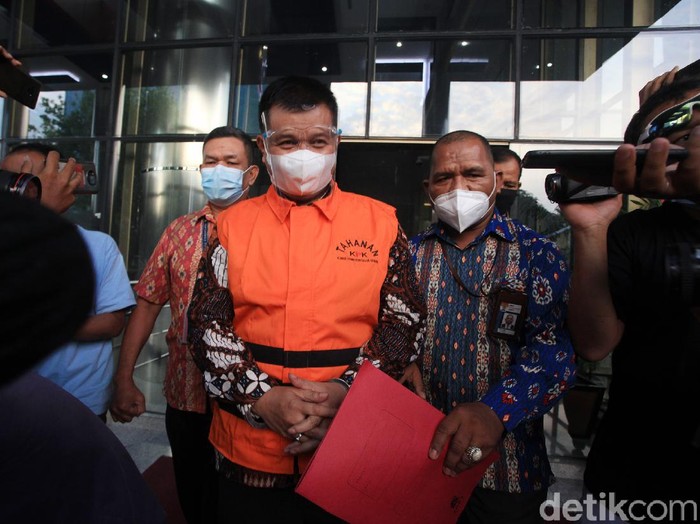 Tersangka kasus dugaan korupsi pengadaan barang COVID-19, Bupati Bandung Barat Aa Umbara Sutisna dan anaknya, Andri Birawa mengenakan rompi tahanan dengan tangan terborgol di di Gedung KPK Jakarta, Jumat (9/4/2021. Keduanya ditahan KPK dalam perkara dugaan suap terkait pengadaan barang tanggap darurat bencana pandemi COVID-19. Aa Umbara diduga menerima suap Rp 1 miliar terkait kasus ini.
