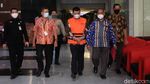 Ekspresi Bupati Bandung Barat dan Anaknya Saat Ditahan KPK