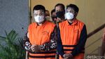 Ekspresi Bupati Bandung Barat dan Anaknya Saat Ditahan KPK