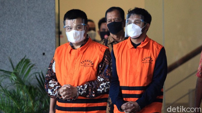 Tersangka kasus dugaan korupsi pengadaan barang COVID-19, Bupati Bandung Barat Aa Umbara Sutisna dan anaknya, Andri Birawa mengenakan rompi tahanan dengan tangan terborgol di di Gedung KPK Jakarta, Jumat (9/4/2021. Keduanya ditahan KPK dalam perkara dugaan suap terkait pengadaan barang tanggap darurat bencana pandemi COVID-19. Aa Umbara diduga menerima suap Rp 1 miliar terkait kasus ini.