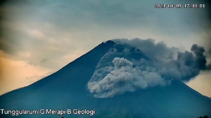 Erupsi Merapi pada pukul 17.07 WIB, awan panas guguran meluncur sejauh 1,8 kilometer