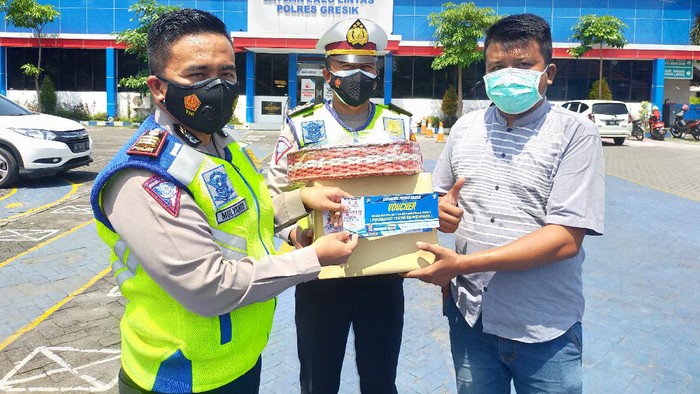Penerapan ETLE atau Electronic Traffic Law Enforcement) di Gresik menilang para pelanggar. Sementara pengguna jalan yang tertib diberikan penghargaan.