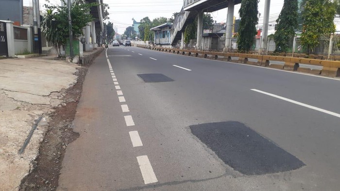 Galian Mampang bekas manhole telah ditambal