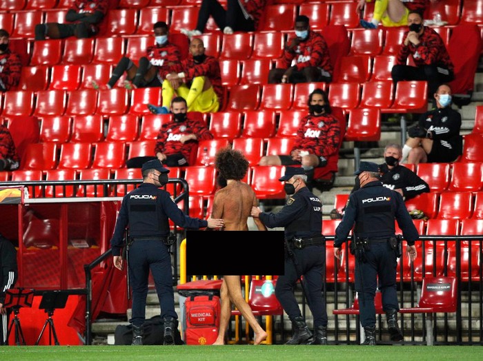 granada vs mu granada vs manchester united liga europa penyusup lapangan pitch invader