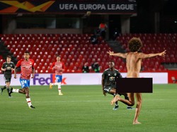 Laga Granada vs Manchester United di Los Carmenes, pada leg pertama perempatfinal Liga Europa, diwarnai aksi pria bugil menerobos lapangan. Di menit kelima, pria bugil masuk ke lapangan sambil berlari-lari. (Foto: Fermin Rodriguez/AP/Edit)