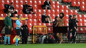 Foto: Pria Bugil Jadi Bintang di Laga Granada Vs MU