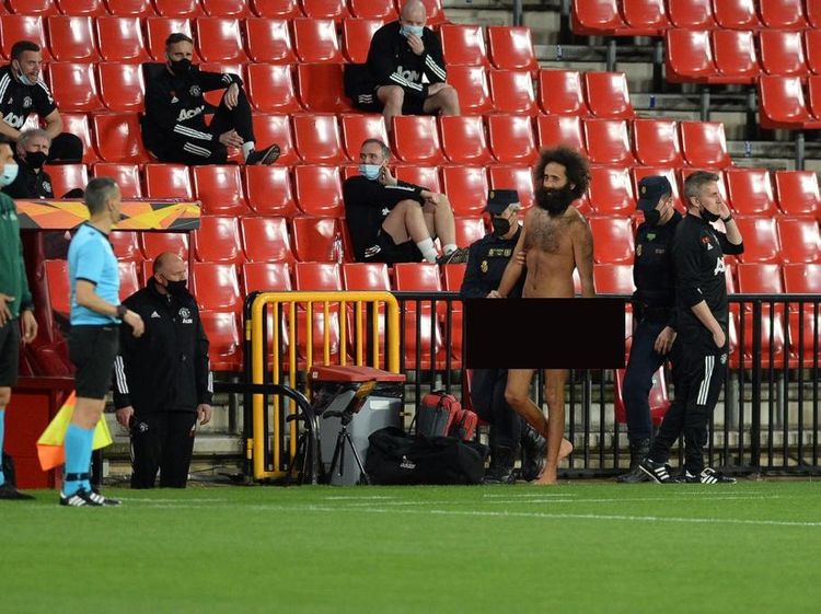 Foto: Pria Bugil Jadi Bintang di Laga Granada Vs MU