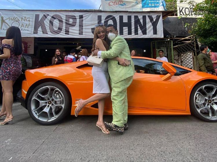 Hotman Paris Sering Ngopi Bareng Cewek Cantik, Seperti Ini Momennya