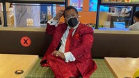 Selain pakaiannya yang nyentrik, Hotman Paris juga memiliki gaya bicara yang blak-blakan. Belum lama ini ia bahkan menjawab semua sindiran Hotma Sitompul yang ditujukan kepadanya. Foto: Instagram hotmanparisofficial