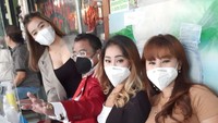 Pria yang hobi nongkrong di Kopi Johny ini juga kembali ditemani cewek-cewek cantik. Hotman Paris mengaku biasanya sudah datang ke kedai kopi pukul 6 pagi. Foto: Instagram hotmanparisofficial