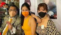 “Para pengusaha wanita juga makin doyan datang ngopi dgn Hot Man,” tulis suami Agustianne Marbun ini di keterangan foto. Wah, banyak cewek-cewek lengket dengan Hotman Paris! Foto: Instagram hotmanparisofficial