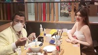 Pengacara 61 tahun ini terlihat baru saja menikmati ramen dengan sosok cewek cantik bernama Monna Frans. Mereka bersantap di sebuah restoran Jepang. Foto: Instagram hotmanparisofficial