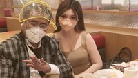 Lewat Instagram pula Hotman Paris sering menunjukkan momennya makan bareng cewek cantik. Meski begitu ia mengaku sosok yang setia dan selalu ingat pulang ke rumah. Foto: Instagram hotmanparisofficial