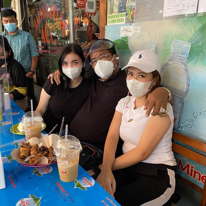 Hotman Paris Sering Ngopi Bareng Cewek Cantik, Seperti Ini Momennya