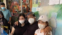 Masih di Kopi Johny, seperti ini gaya santai Hotman Paris saat ngopi dan ngemil makanan enak di sana. Kira-kira Hotman Paris habis bahas apa ya? Foto: Instagram hotmanparisofficial