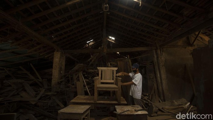 Pengrajin menyelesaikan produksi kursi di Bantul, Yogyakarta, Jumat (20/2/2021).