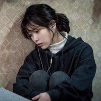 IU berperan sebagai seorang gadis yang bekerja paruh waktu siang dan malam di serial ‘My Mister’. Oleh sebab itu aktris sekaligus penyanyi ini menghapus makeup-nya saat syuting untuk menegaskan karakter yang terlalu sibuk sehingga tidak punya waktu merawat diri. Foto: dok. tvN