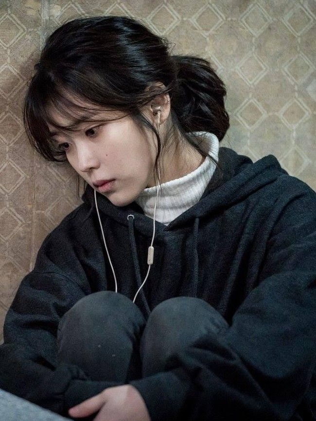 IU berperan sebagai seorang gadis yang bekerja paruh waktu siang dan malam di serial ‘My Mister’. Oleh sebab itu aktris sekaligus penyanyi ini menghapus makeup-nya saat syuting untuk menegaskan karakter yang terlalu sibuk sehingga tidak punya waktu merawat diri. Foto: dok. tvN