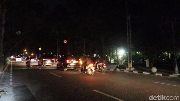 Jalan Wastukencana dekat Balai Kota Bandung gelap tanpa ada penerangan jalan.