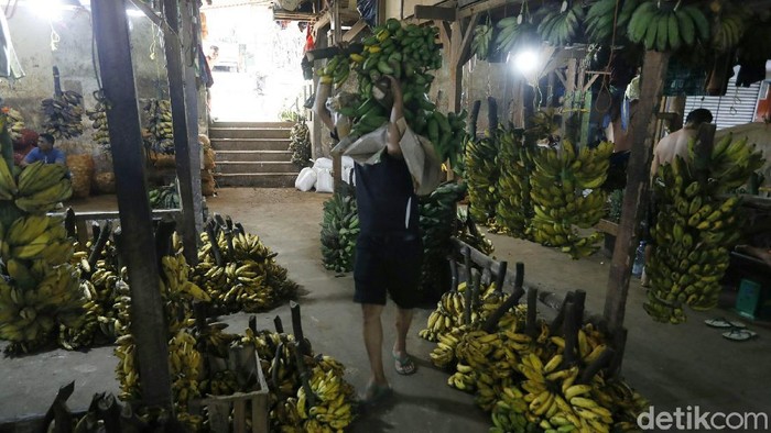 Jelang Ramadhan, Permintaan Pisang di Pasar Kramat Jati Meningkat Permintaan pisang menjelang datangnya bulan puasa di pasar Induk Kramat Jati, Jakarta Timur, Jumat (09/04/2021), mengalami peningkatan.