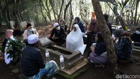Jelang Ramadhan, puluhan warga tampak mendatangi TPU ini.