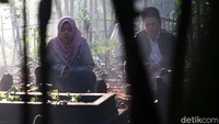 Mereka mendoakan sanak keluarag yang telah meninggal.