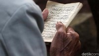 Ayat-ayat Al-Quran, dipanjatkan saat melakukan ziarah kubur.