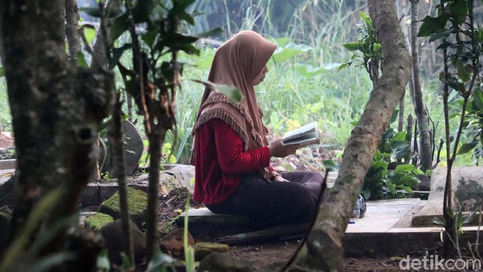 Jelang Ramadhan, Warga Ziarah ke TPU Sukarame Bandung Jelang Ramadhan, puluhan warga melakukan ziarah kubur. Seperti terlihat di Tempat Pemakaman Umum (TPU) Sukarame, Kecamatan Paseh, Bandung.