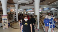 Tahun lalu, di awal masa pandemi hanya segelintir dari traveler yang datang untuk membeli jenang dan produk lainnnya di Toko Jenang Kudus Mubarok. 