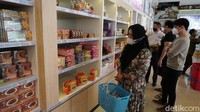 Oleh penjaga toko, diketahui bahwa penjualan oleh-oleh mulai membaik saat libur akhir tahun lalu.