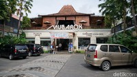 Beberapa waktu lalu, redaksi detikTravel melakukan perjalanan ke Kota Kretek selama beberapa hari dan menyambangi pusat oleh-olehnya, Jenang Kudus Mubarok.