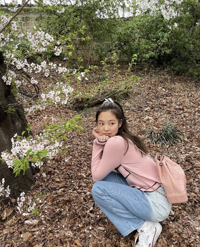 4. Jennie BlackpinkJennie Blackpink tentu menjadi salah satu idol KPop dengan bayaran endorsement paling mahal karena punya banyak pengikut di Instagram. Sejak awal tahun lalu, Jennie total sudah mengunggah 27 postingan yang dilaporkan rata-rata membawa $1,05 jutaan (Rp 15 miliaran) masing-masingnya. Foto: dok. Instagram jennierubyjane