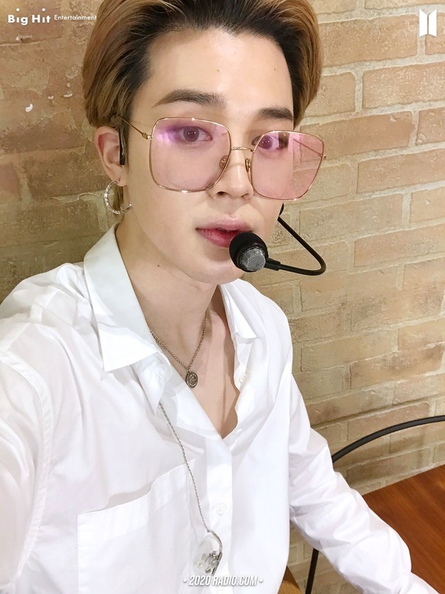 Salah seorang dokter bedah plastik pun memilih Jimin sebagai wajah favoritnya di antara member BTS. Ia memiliki fitur wajah yang harmonis sebagai pemilik wajah mungil. Foto: dok. Big Hit Entertainment