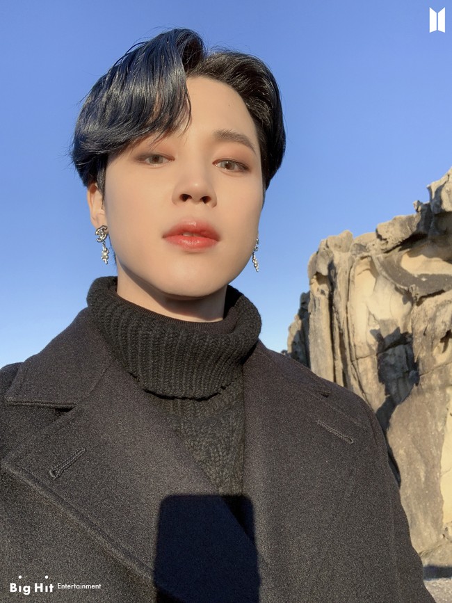 Para ARMY (sebutan penggemar BTS) asal Korea pun membandingkan wajah Jimin BTS di depan kamera dan dunia nyata. Ia dikenal dengan imej imut, namun aslinya terlihat dingin dan karismatik. Foto: dok. Big Hit Entertainment