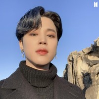 Para ARMY (sebutan penggemar BTS) asal Korea pun membandingkan wajah Jimin BTS di depan kamera dan dunia nyata. Ia dikenal dengan imej imut, namun aslinya terlihat dingin dan karismatik. Foto: dok. Big Hit Entertainment