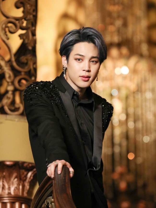 Urutan nomor 3 ditempati Jimin BTS. Julukan ‘It Boy’ membuat penyanyi bergaya nyentrik ini banyak dicari di Google. Sosok Jimin memang langsung menarik perhatian audiens bahkan untuk yang bukan penikmat K-Pop sekalipun. Vokal, kemampuan menari dan visualnya memang punya aura tersendiri. Foto: dok. Big Hit Entertainment