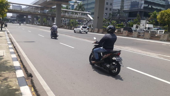 Jl HR Rasuna Said telah kembali diperbaiki. Tidak terlihat lagi ada lubang yang bahayakan pengendara sepeda motor.