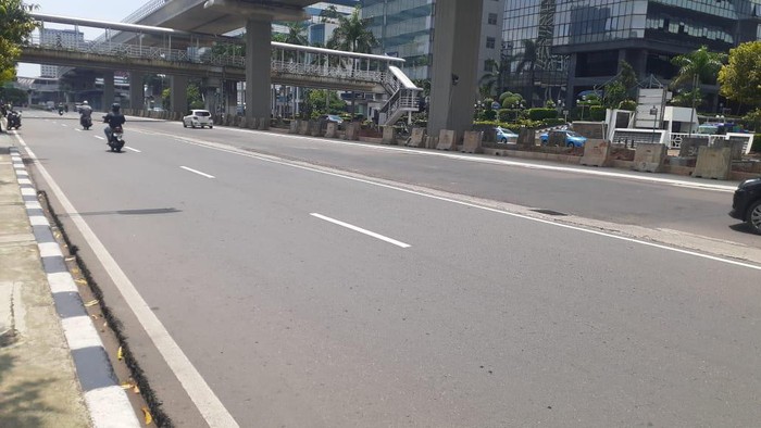 Jl HR Rasuna Said telah kembali diperbaiki. Tidak terlihat lagi ada lubang yang bahayakan pengendara sepeda motor.