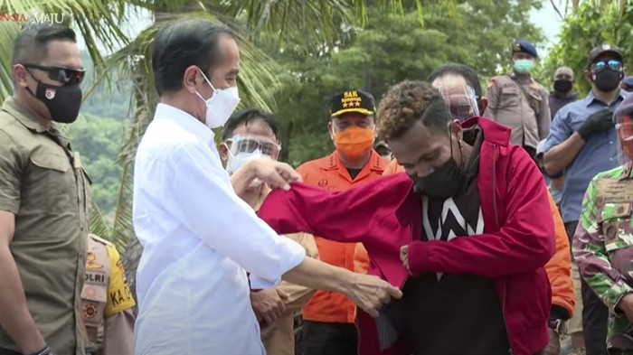 Jokowi Berikan Jaket